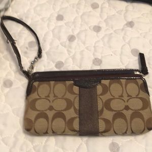 👜 Coach wristlet